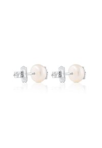 Orecchini a perla bianca con pietre in argento. Forma rotonda, texture liscia e finitura lucida che riflette la luce. Design semplice ed elegante.