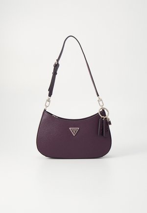 Sac à épaule Guess violet foncé avec bandoulière ajustable, plaque logo triangulaire et deux porte-clés en cuir attachés avec des anneaux argentés.