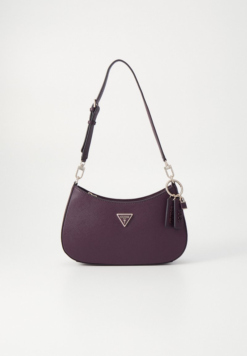 Sac à épaule Guess violet foncé avec bandoulière ajustable, plaque logo triangulaire et deux porte-clés en cuir attachés avec des anneaux argentés.