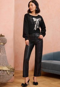Love & Roses REGULAR FIT - SCATTERED SEQUIN BOW - Pulover - black bow