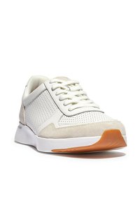 Witte sneaker met geperforeerd leer en suede accenten, ronde veters, gevoerde zool en een gestructureerde rubberen loopzool met een bruin accent.