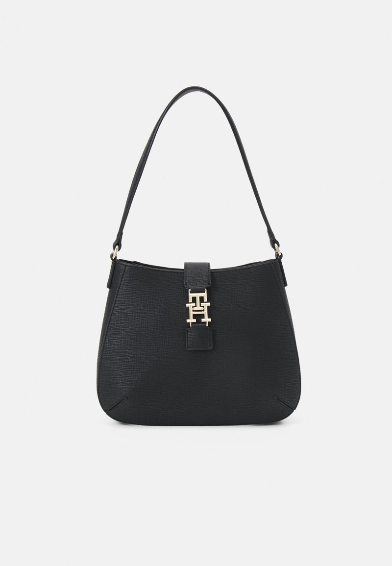Sac à épaule en cuir noir texturé avec un haut arrondi, une bandoulière unique et un détail de fermoir double H doré sur le devant.