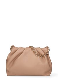Borsa in pelle beige con una forma morbida, caratterizzata da una tracolla in catena dorata e dettagli plissettati lungo la parte superiore.