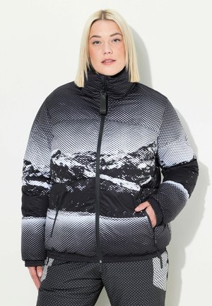 Padded jacket z wzorem górskim w czerni i bieli, zaprojektowana z wysokim kołnierzem, przednim zamkiem i bocznymi kieszeniami.