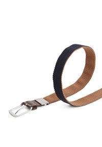 Ceinture tressée avec un extérieur bleu marine et un intérieur beige, dotée d'une boucle métallique et d'une finition texturée pour plus de durabilité.
