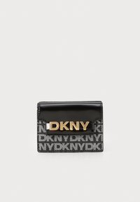 Portafoglio DKNY, in pelle nera con finitura lucida. Presenta un logo dorato e un design a motivo con lettere ripetute in uno stile monocromatico.