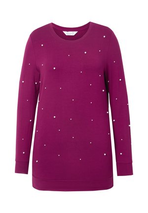 Mikina s dlouhým rukávem v barvě magenta s kulatým výstřihem, ozdobená rozptýlenými umělými perličkami na přední straně a mírně zakřiveným lemem.