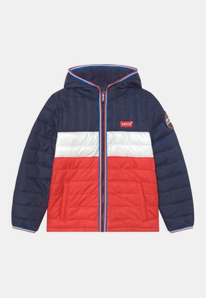 Pružná bunda v námořnické, červené a bílé barvě s blokovým designem. Obsahuje kapuci, přední zip a logo Levi's na hrudi.