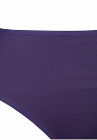 Lila Bikini-Hose aus geripptem Stoff, mit einem glatten Bund und nahtlosen Kanten für Komfort und eine elegante Passform.