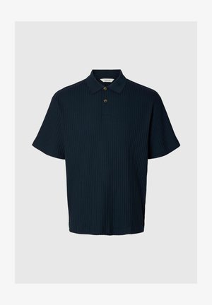 Polo bleu marine foncé à manches courtes avec une texture côtelée verticale et deux boutons marron sur la patte de boutonnage.