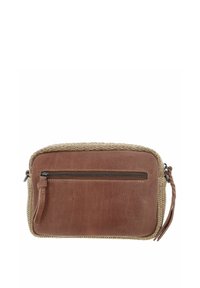 Bruine leren clutch met geweven stoffen accenten, rechthoekige vorm, voorvak met rits en zijtassel detail.