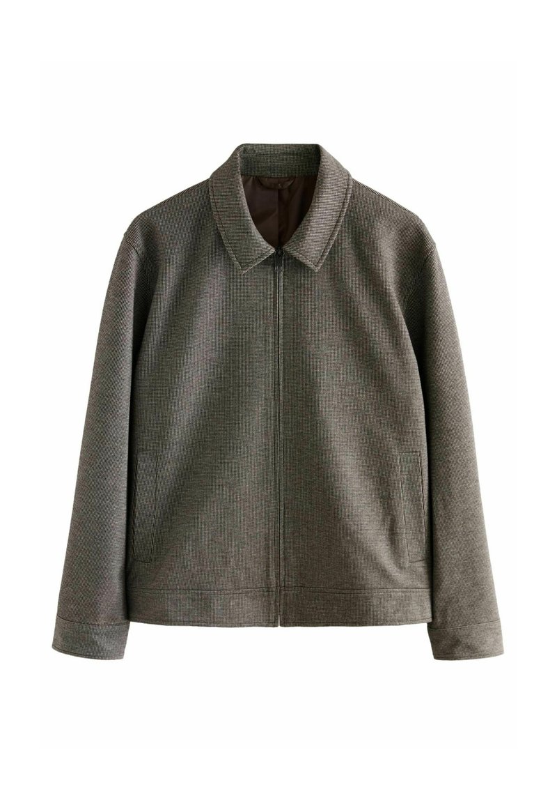 Chaqueta gris con un patrón, cuello con solapa, cierre frontal de cremallera, dos bolsillos laterales y mangas largas, hecha de una tela texturizada.