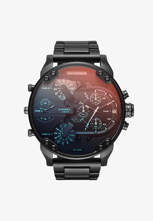 Black Diesel Chronograph-Uhr mit vier Zeitanzeigen, Metallarmband, Datumsfenster und dem Text „Only The Brave“ auf strukturiertem Zifferblatt.