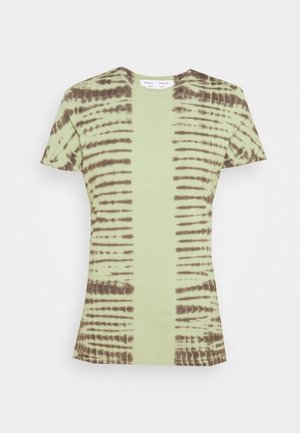 Zielona koszulka z krótkim rękawem z pionowymi paskami tie-dye w kolorze taupe i jednolitym zielonym środkowym panelem, przedstawiona na białym tle.