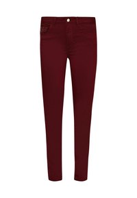 Jean slim rouge foncé avec bouton à l'avant, passants pour ceinture et petits ornements cloutés sur la poche avant droite.