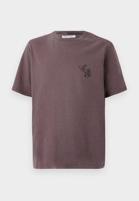 T-shirt à manches courtes, coupe décontractée, en mauve atténué avec un petit motif graphique noir sur la poitrine gauche et un col rond classique.