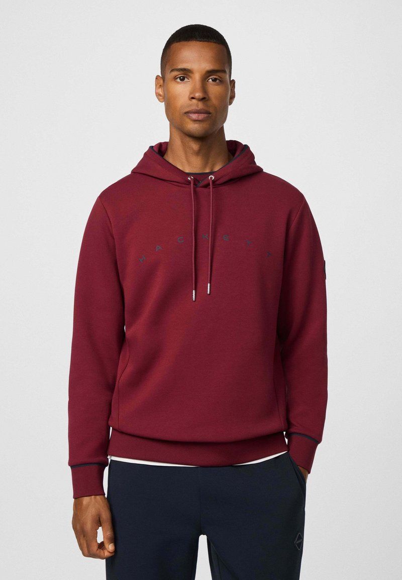 Sudadera burdeos con capucha ajustable, puños y dobladillo acanalados. Presenta la palabra "HACKETT" en un color contrastante en el pecho.