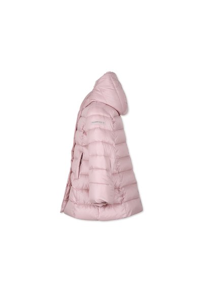 Giacca rosa puffy con cappuccio, caratterizzata da cuciture orizzontali, tasche laterali e un sottile marchio sulla manica. Texture liscia e lucida.