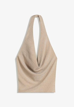 Top beige à col halter avec un décolleté drapé et une texture de tissu douce et scintillante.