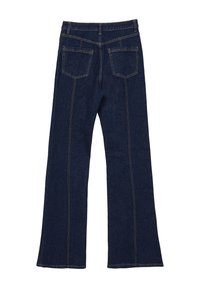 Jeans a campana in denim blu scuro con cuciture visibili, due tasche posteriori e una vita a media altezza. Texture liscia con leggero stretch.