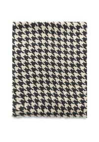 Czarny i kremowy szalik w wzór houndstooth o miękkiej fakturze, z postrzępionymi krawędziami i prostokątnym kształtem.