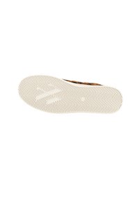 Suela de zapatilla con parte inferior de goma blanca que presenta un patrón de banda de pez. Material beige con una sección superior de ante marrón en contraste.