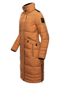 Lang pufferjas in oranje-bruin stof, met een hoge kraag, ritszakken en zwarte accenten op de schouders en mouwen.