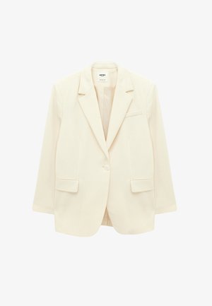 Kremfarvet enkeltknappet blazer med hakrevers, klaplommer og brystlomme, vist på hvid baggrund.