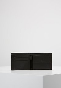 Schwarzes Lederportemonnaie mit mehreren Kartenfächern, einem Reißverschlussfach und geprägtem Logo. Verfügt über ein kompaktes, klappbares Design.