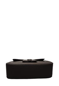 Borsa a mano in pelle marrone scuro con superficie testurizzata, forma rettangolare e una piccola pattina con fibbia in metallo sulla parte superiore.