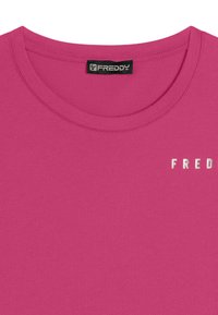 T-shirt fucsia con colletto rotondo realizzata in cotone morbido, caratterizzata da un piccolo logo metallico "FRED" sul davanti. Tessuto liscio con vestibilità casual.