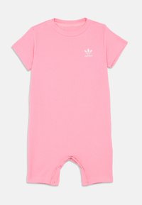 Macacão de bebê rosa de mangas curtas com botões de pressão nas pernas e logotipo branco da Adidas no peito.