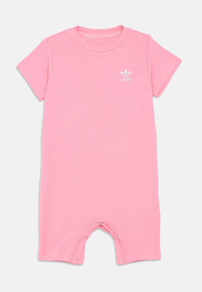 Macacão de bebê rosa de mangas curtas com botões de pressão nas pernas e logotipo branco da Adidas no peito.