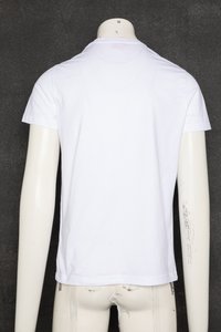 Balts kokvilnas T-krekls ar klasisku apaļu apkakli, īsām piedurknēm un taisnu apakšu. Gluda tekstūra, bez redzamām rakstām vai grafiskajiem elementiem.