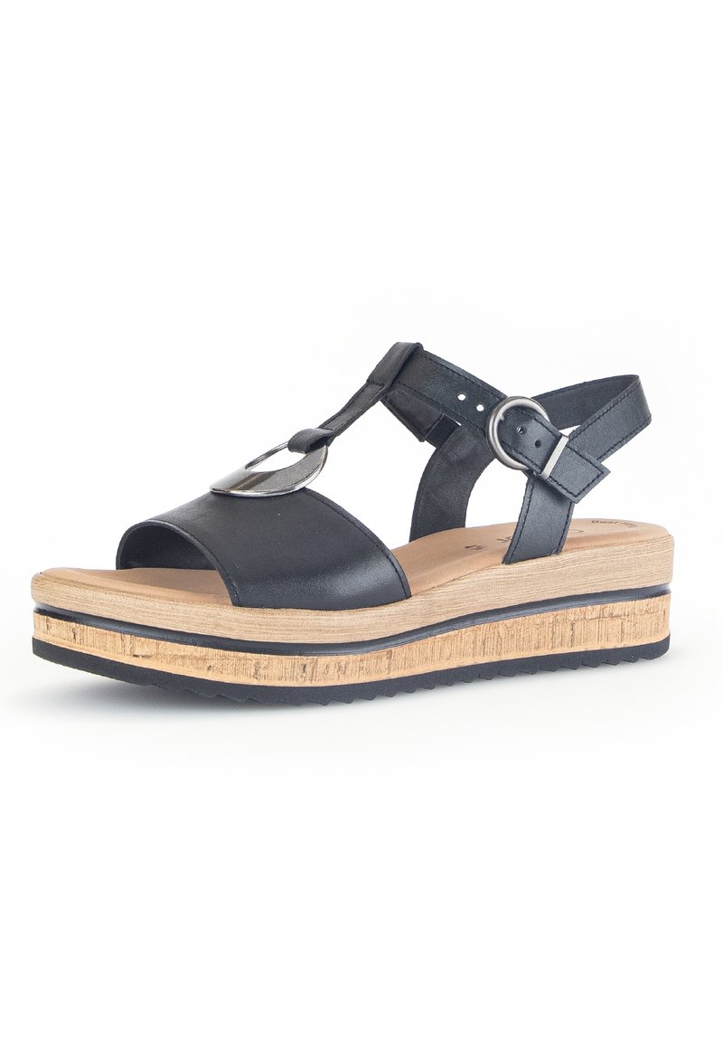 Sandales compensées en cuir noir avec bout ouvert, bride réglable à la cheville, accent en métal et semelle en bois texturée.
