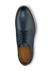Scarpa in pelle blu scuro con superficie liscia, suola bianca e interno marrone. Include un design tradizionale con lacci e sei passanti.