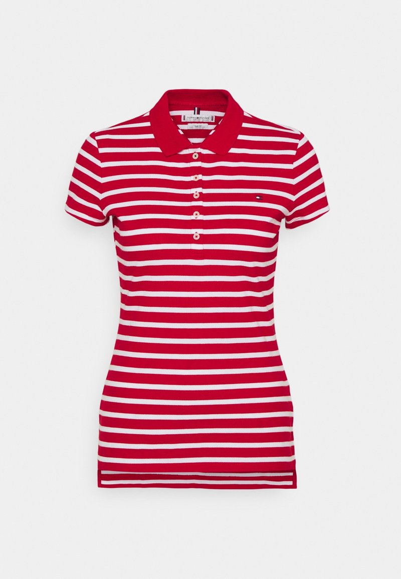 Punainen ja valkoinen raidallinen polo-paita, jossa on kauluskotelo, lyhyet hihat ja viiden napin placket. Rinnuksessa on pieni logo.