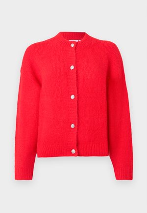 Cárdigan rojo con un cuello redondo, mangas largas y cinco botones decorativos plateados en la parte delantera; hecho de una tela suave y texturizada.