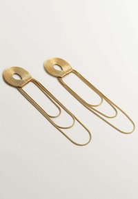 Pendientes de oro con una parte superior ovalada en espiral y cadenas en cascada. El diseño incluye elementos lisos y texturizados, enfatizando una estructura en capas.