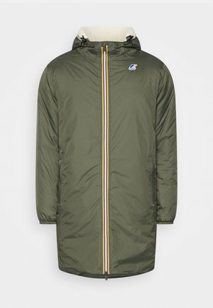 Cappotto lungo verde in materiale imbottito con cappuccio. Presenta un rivestimento in pile bianco, strisce orizzontali gialle e blu sulla chiusura anteriore e polsini elasticizzati.