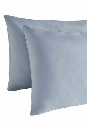 To lyseblå firkantede puder med glat stoftekstur, placeret med den ene let bag den anden på en hvid baggrund.