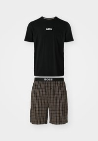 Schwarzes Baumwoll-T-Shirt mit weißem "BOSS"-Logo, kombiniert mit braunen karierten Shorts mit elastischem Bund und weißen Logodetails.