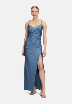 Blaues Satin-Maxikleid mit V-Ausschnitt, gerafftem Oberteil und seitlichem Schlitz. Verfügt über dünne Träger und eine elegante Silhouette. Komplett mit silbernen High Heels.