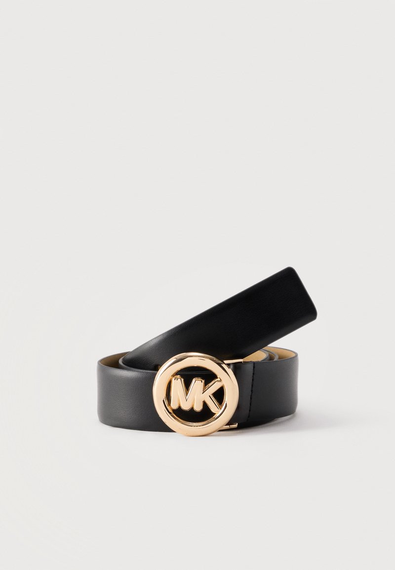 Μαύρη δερμάτινη ζώνη, τυλιγμένη με στρογγυλή χρυσή αγκράφα που φέρει το λογότυπο "MK" στο κέντρο, σε απλό φωτεινό φόντο.