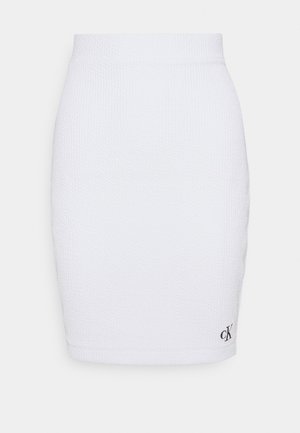 Jupe crayon blanche texturée en matière extensible, avec une taille haute et un petit logo noir sur l'ourlet. Aucune fermeture visible.