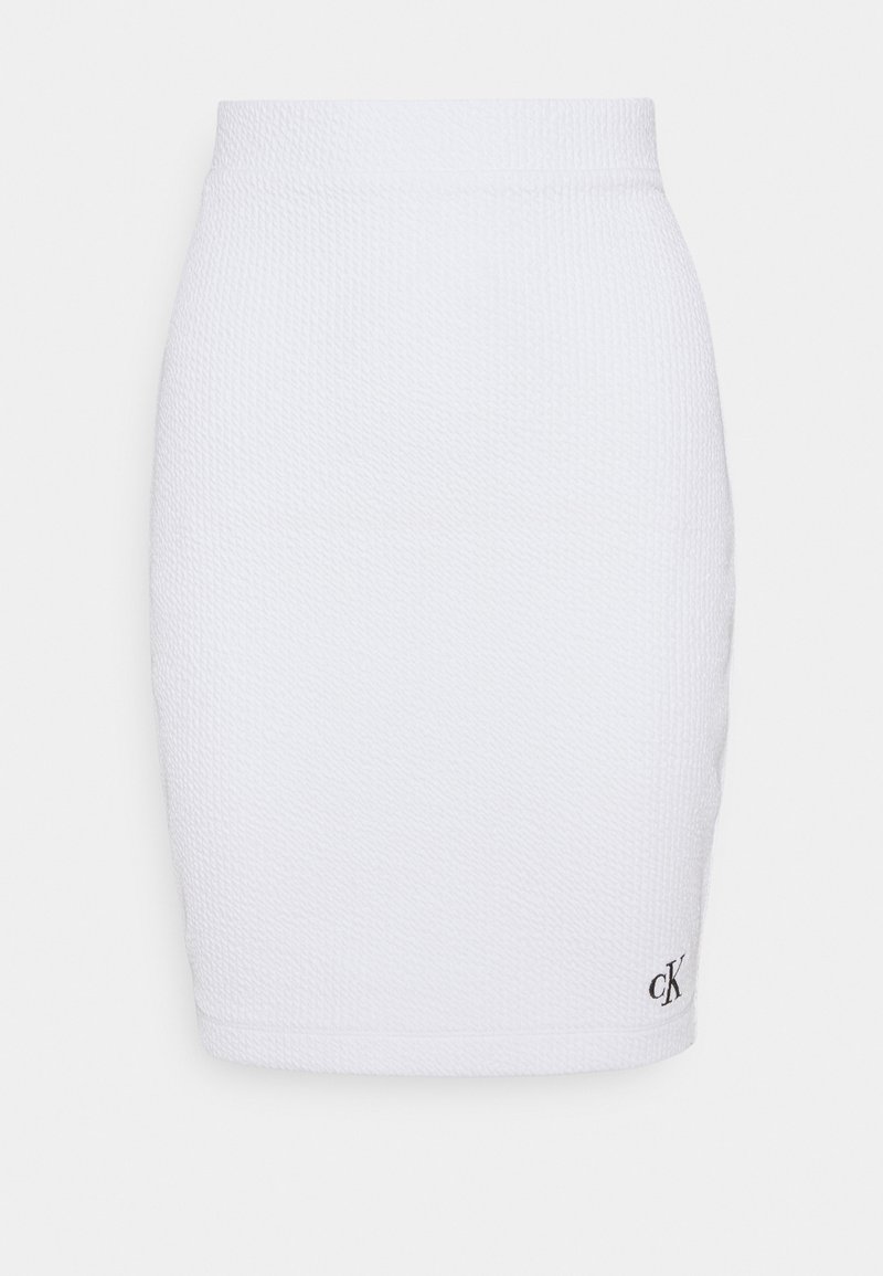 Hvid, tekstureret blyantskørt lavet af strækbart materiale med høj talje og en lille sort logo ved kanten. Ingen synlige lukninger.