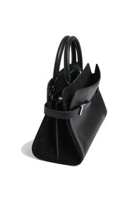 Borsa nera con pelle liscia e dettagli in suede. Presenta una forma trapezoidale, manici doppi e una chiusura superiore sicura.