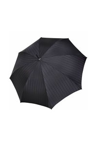 Ombrello nero con una texture rigata sulla sua copertura, completamente aperto contro uno sfondo bianco.