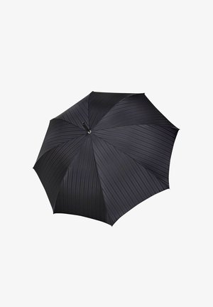 Ombrello nero con una texture rigata sulla sua copertura, completamente aperto contro uno sfondo bianco.