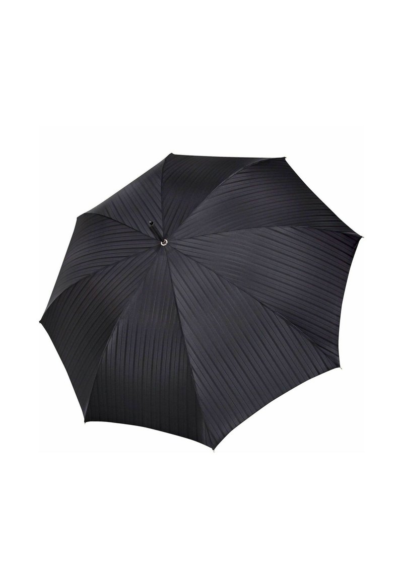 Ombrello nero con una texture rigata sulla sua copertura, completamente aperto contro uno sfondo bianco.